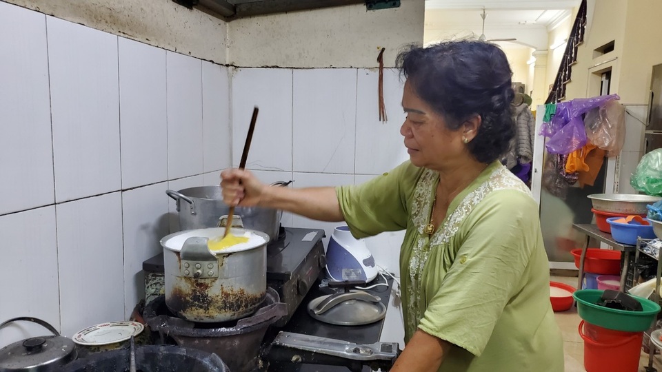 Người làm nghề nấu cỗ tất bật dịp Rằm tháng Giêng - 1 Người làm nghề nấu cỗ tất bật dịp Rằm tháng Giêng - 1
