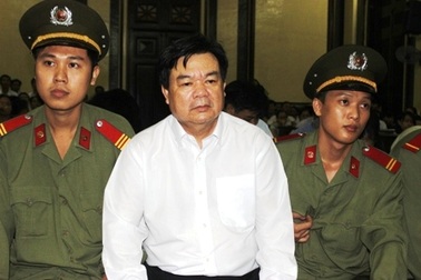 Chủ tịch huyện Hóc Môn nhận hối lộ không mời luật sư