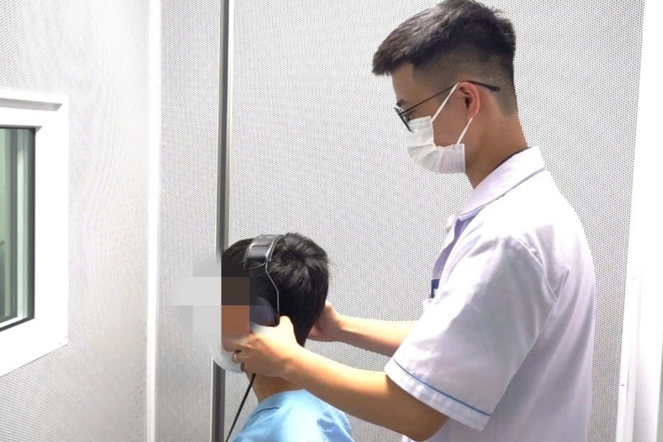 Hà Nội: Chàng trai bất ngờ bị điếc sau khi tắm đêm - 1