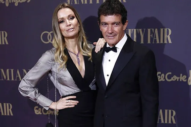 Tài tử Antonio Banderas xuất hiện ngọt ngào bên bạn gái kém 21 tuổi