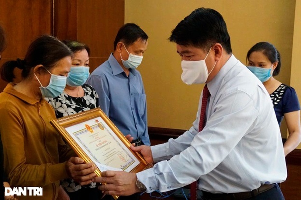 Trao Bằng Tổ quốc ghi công và Kỷ niệm chương Chiến sĩ bị địch bắt tù đày - 1 Trao Bằng Tổ quốc ghi công và Kỷ niệm chương Chiến sĩ bị địch bắt tù đày - 1