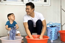 Quốc Cơ dạy con trai 4 tuổi giặt quần áo trong những ngày tránh dịch
