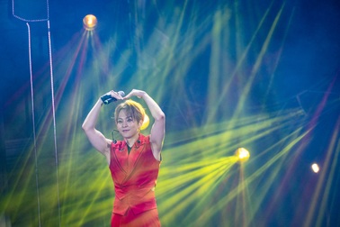 Ca sĩ XIUMIN cùng 100.000 khán giả bùng nổ ở đảo Vũ Yên