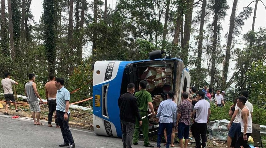 Ô tô khách lật trên đèo Tam Đảo, nhiều người bị thương - 1 Ô tô khách lật trên đèo Tam Đảo, nhiều người bị thương - 1