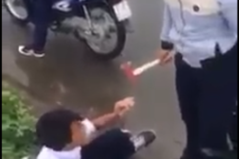 Xuất hiện clip nam sinh đánh bạn bằng búa gây xôn xao dư luận