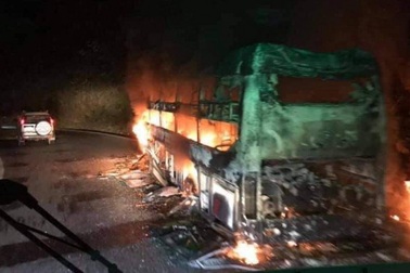 Xe khách giường nằm bốc cháy ngùn ngụt, 6 người thoát nạn