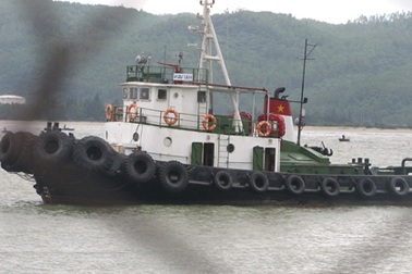 Cảng Chân Mây lại “tê liệt” do tàu lai dắt vướng lưới ngư dân