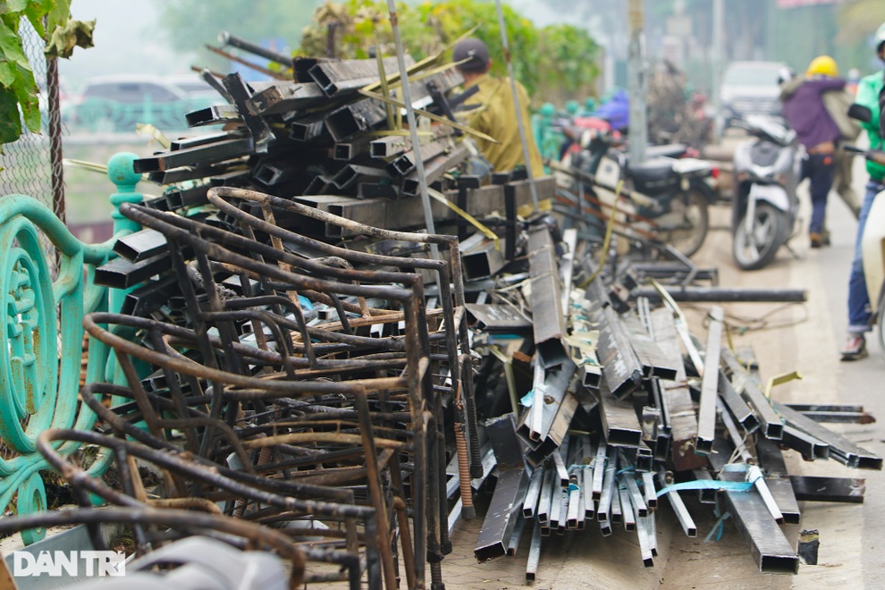 Hà Nội: Cận cảnh tháo dỡ bãi tàu thuyền hoang phế nhiều năm ở hồ Tây - 7 Hà Nội: Cận cảnh tháo dỡ bãi tàu thuyền hoang phế nhiều năm ở hồ Tây - 7