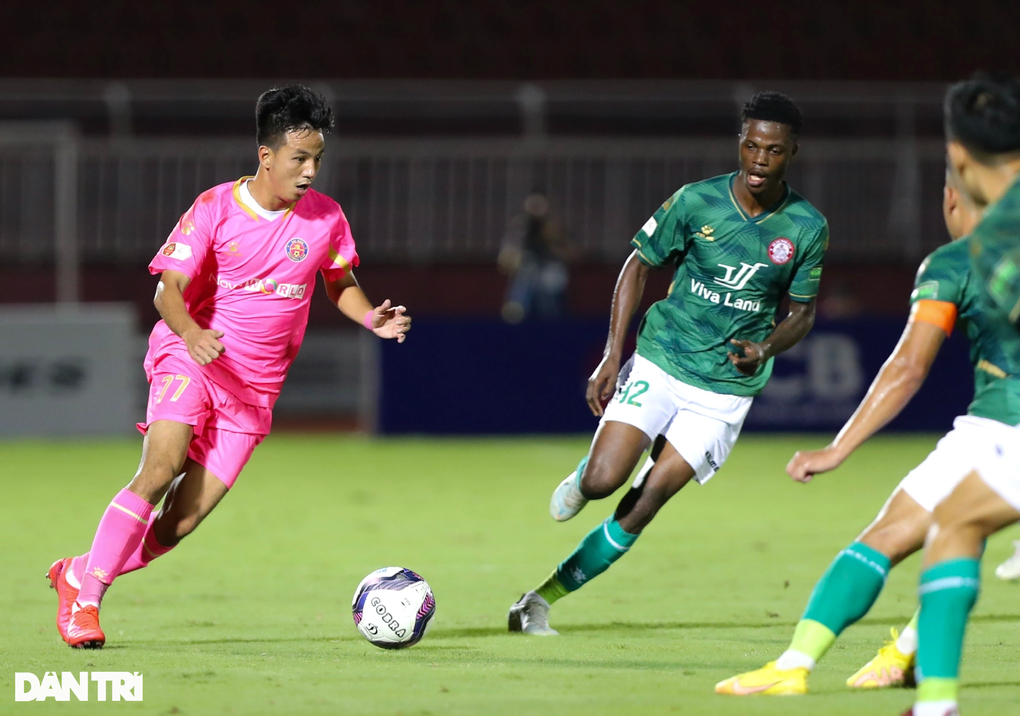 Lee Nguyễn chơi ấn tượng, CLB TPHCM đánh bại Sài Gòn FC - 6 Lee Nguyễn chơi ấn tượng, CLB TPHCM đánh bại Sài Gòn FC - 6