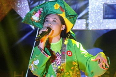 Thú vị màn diễn "hầu đồng" của nữ sinh trường Tự nhiên