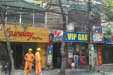 Hà Nội: Cháy cột điện trên phố Đặng Văn Ngữ