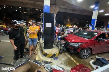 Hiện trường vụ ô tô tông nhiều người trong cây xăng ở Hà Nội