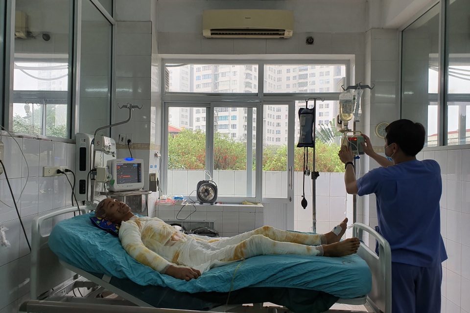 Chàng trẻ nguy kịch sau vụ tai nạn thương tâm mất nửa phần da cơ thể - 3 Chàng trẻ nguy kịch sau vụ tai nạn thương tâm mất nửa phần da cơ thể - 3