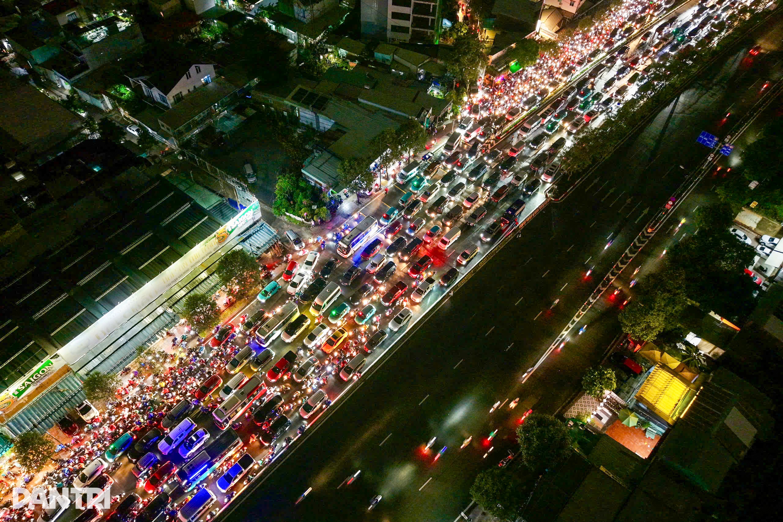 Mưa lớn, đường Phạm Văn Đồng kẹt xe kéo dài hơn 3km - 2