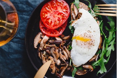 Bữa sáng lành mạnh với món bánh mì trứng ốp và nấm hương