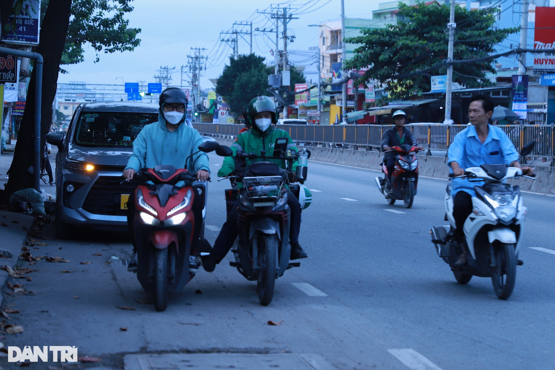 Vợ bầu sắp sinh, anh xe ôm vẫn đều đặn giúp người gặp nạn giữa đêm ở TPHCM - 9