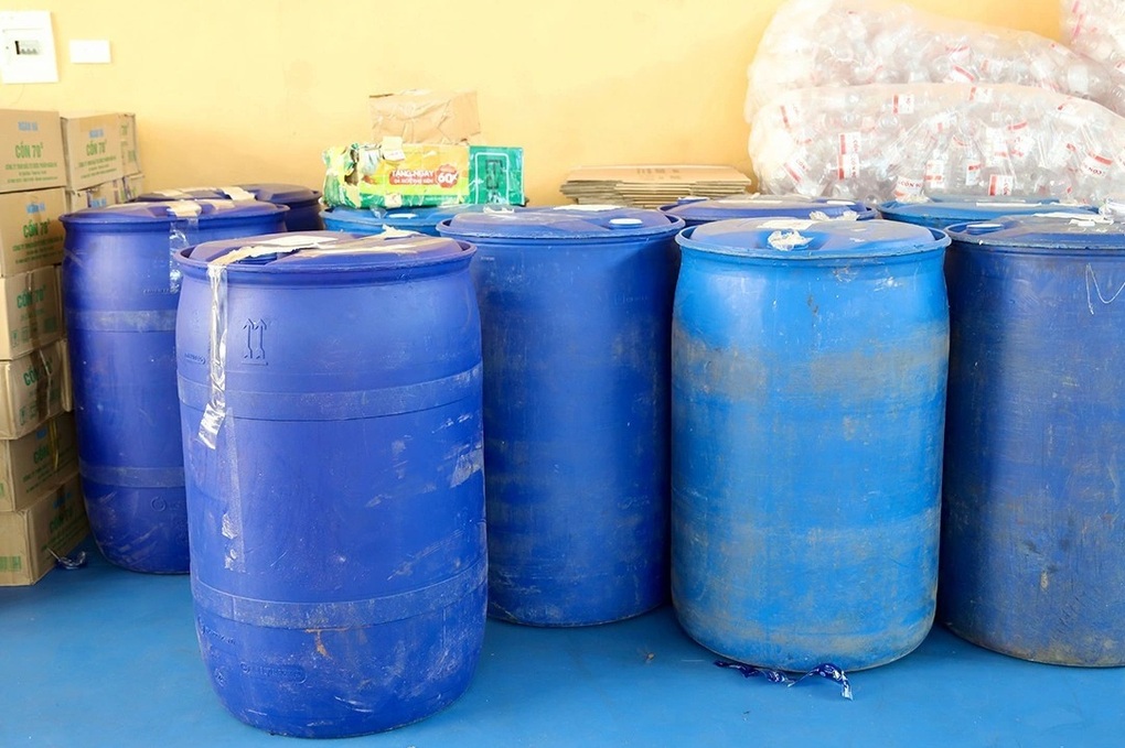 Cựu lãnh đạo thị trấn cầm đầu đường dây sản xuất cồn y tế giả - 2