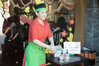 Phi Nhung cùng 3 con nuôi nghỉ chạy show để đi phát khẩu trang miễn phí