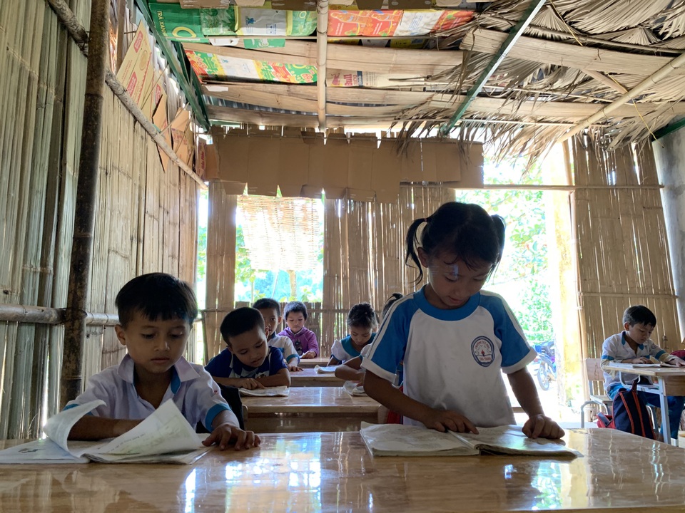 Xót xa phòng học tạm bợ bằng tấm lồ ô bên lưng đồi của cô trò lớp 2 - 2 Xót xa phòng học tạm bợ bằng tấm lồ ô bên lưng đồi của cô trò lớp 2 - 2