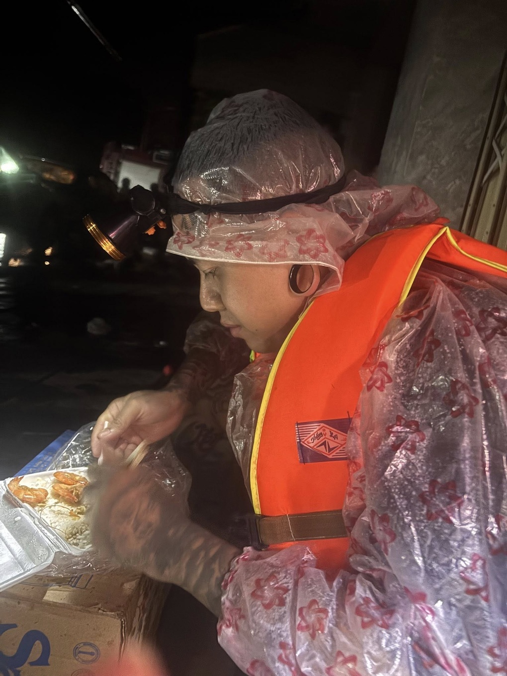 Thanh niên xăm trổ lao vào nước xiết cứu người mắc kẹt trong vùng lũ - 3 Thanh niên xăm trổ lao vào nước xiết cứu người mắc kẹt trong vùng lũ - 3