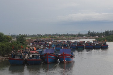 Nỗ lực cứu 2 tàu cá gặp sự cố trên biển ngay trước cơn bão 