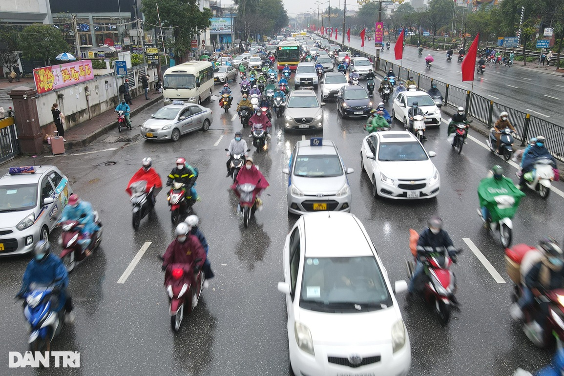 Người dân đội mưa rét trở lại Hà Nội ngày cuối nghỉ Tết, giao thông ùn tắc - 1 Người dân đội mưa rét trở lại Hà Nội ngày cuối nghỉ Tết, giao thông ùn tắc - 1