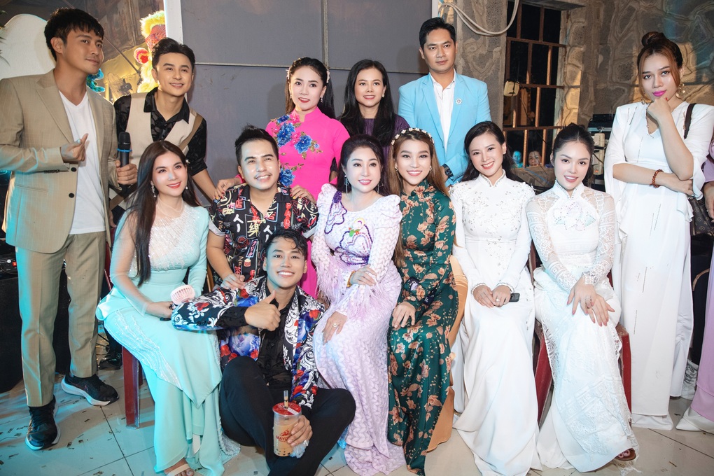 Dương Cẩm Lynh xúc động khi hát ở chùa mùa Vu Lan - 3 Dương Cẩm Lynh xúc động khi hát ở chùa mùa Vu Lan - 3