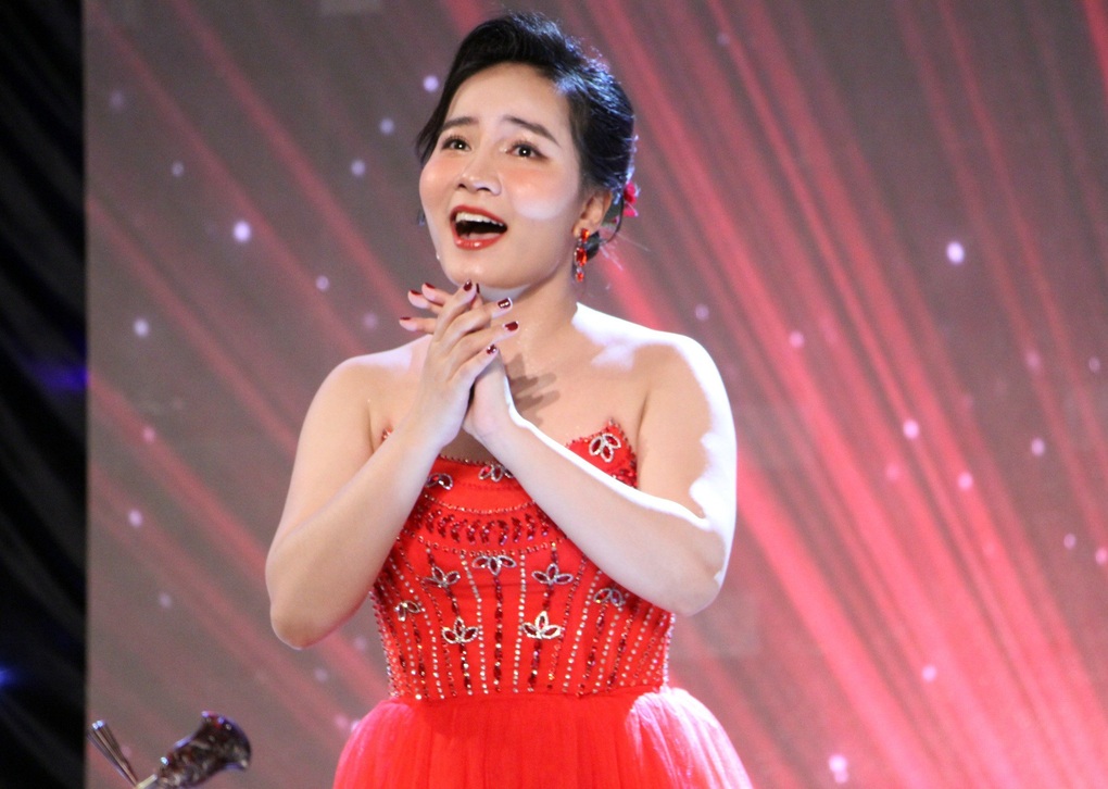 Đỗ Vũ Lan Nhung đầy cảm xúc trong liveshow đầu tiên - 4 Đỗ Vũ Lan Nhung đầy cảm xúc trong liveshow đầu tiên - 4