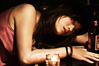 Con gái, trẻ người non dạ, đừng uống rượu bia!