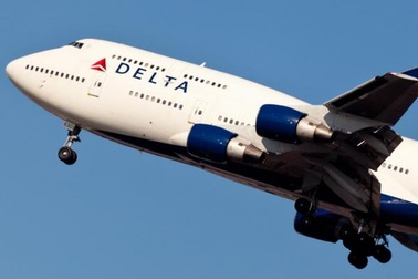 Hàng không Mỹ bị "tố" đuổi khách vì mang quốc tịch Nga