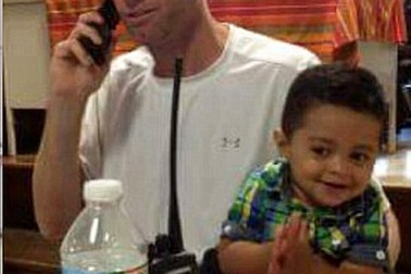 Hiếm có cảnh thầy bế con giúp trò