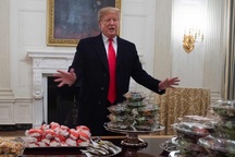 Ông Trump chi 3.000 USD tổ chức tiệc toàn đồ ăn nhanh ở Nhà Trắng