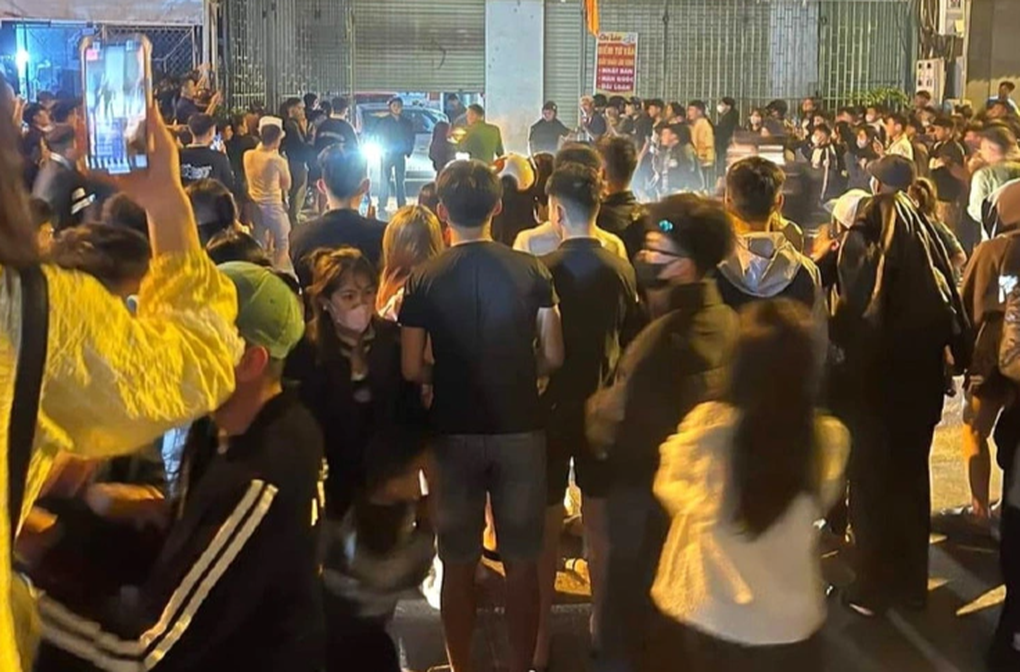 Hàng trăm người dân tụ tập quanh nhà nghỉ xem đánh ghen ở Nghệ An - 2 Hàng trăm người dân tụ tập quanh nhà nghỉ xem đánh ghen ở Nghệ An - 2