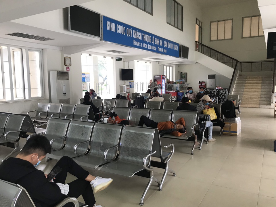 Sợ Covid-19, hàng nghìn khách trả vé tàu, ga Vinh vắng hoe giữa ngày Tết - 2 Sợ Covid-19, hàng nghìn khách trả vé tàu, ga Vinh vắng hoe giữa ngày Tết - 2