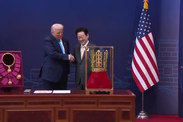 Hàn Quốc tặng Tổng thống Trump vương miện vàng và huân chương cao quý nhất