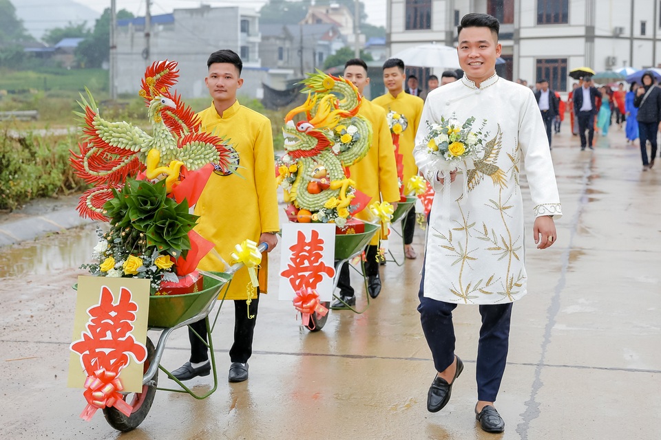 Dàn xe cút kít trong đám hỏi ở Thái Nguyên gây bão cộng đồng mạng - 8 Dàn xe cút kít trong đám hỏi ở Thái Nguyên gây bão cộng đồng mạng - 8