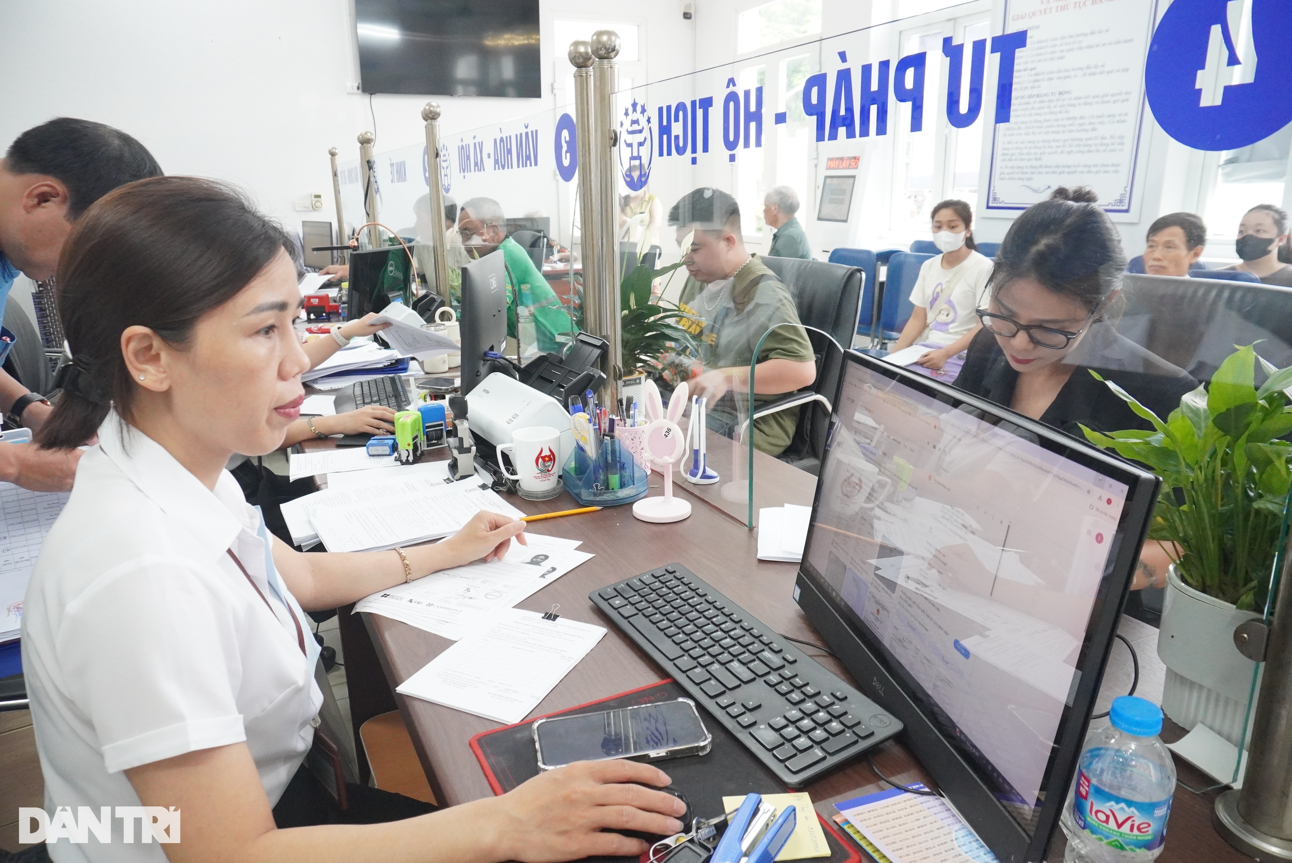 Công chức phường lớn nhất Hà Nội nhận lượng việc tăng cấp số nhân