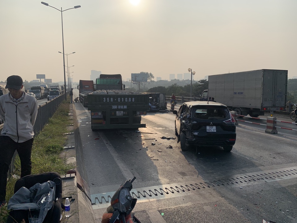 Hà Nội: 5 ô tô tông liên hoàn trên cầu Thanh Trì, đường tắc hơn 10km - 5 Hà Nội: 5 ô tô tông liên hoàn trên cầu Thanh Trì, đường tắc hơn 10km - 5