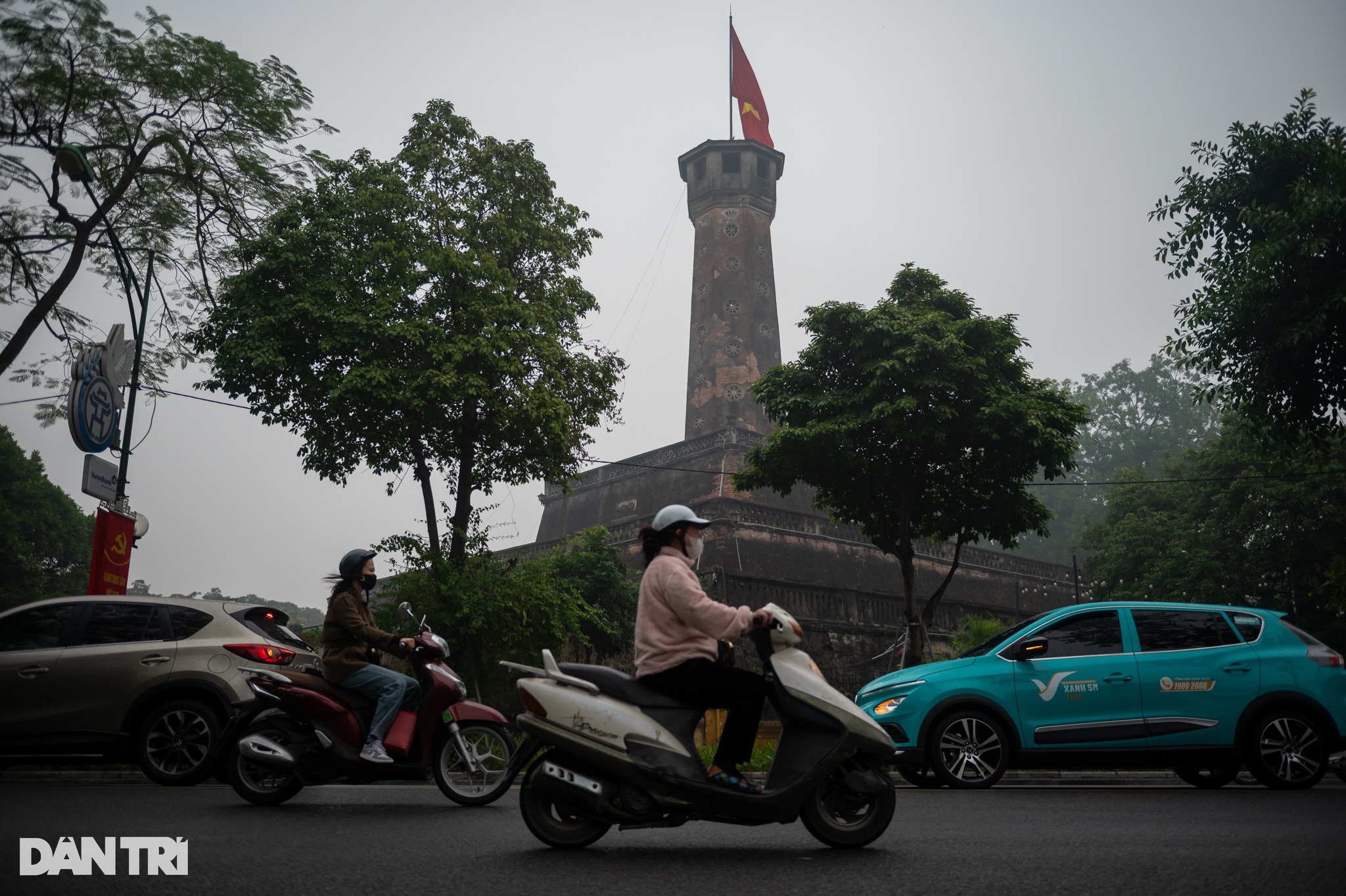 Trời Hà Nội mờ mịt trong ngày cuối năm, chất lượng không khí thấp báo động - 10