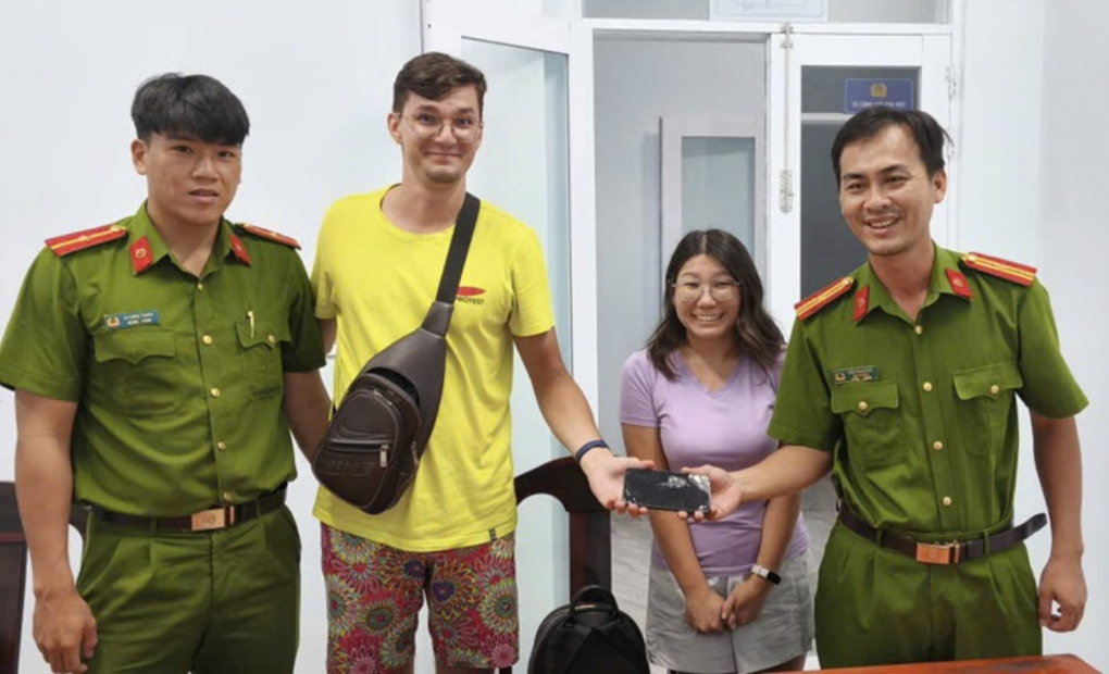 Cảnh sát Lâm Đồng đi 10km tìm điện thoại cho du khách Nga - 1 Cảnh sát Lâm Đồng đi 10km tìm điện thoại cho du khách Nga - 1