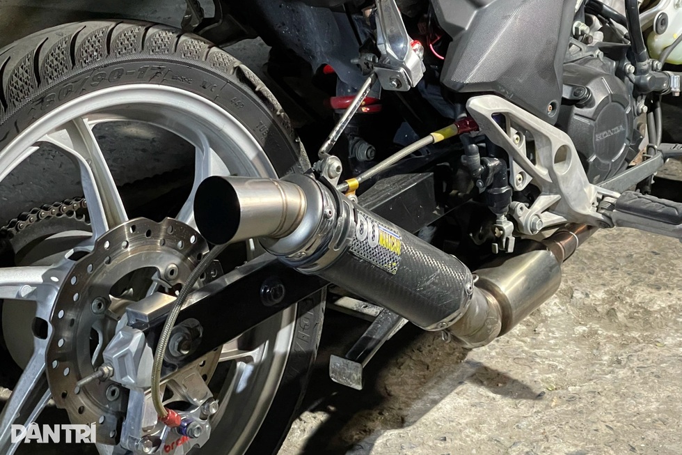 Gần 100 cảnh sát tuần tra truy bắt quái xế trong đêm - 5 Gần 100 cảnh sát tuần tra truy bắt quái xế trong đêm - 5