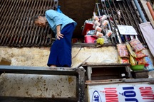 Dân Quận 1 bắc thang leo vào nhà sau khi dỡ bậc tam cấp cao cả mét