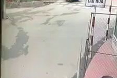 Xe tải suýt bị tàu hoả chẹt vì cố vượt đường sắt