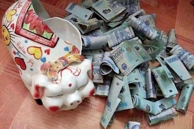 Người Việt vượt qua khó khăn kinh tế vì biết tiết kiệm tiền và nuôi gà, vịt