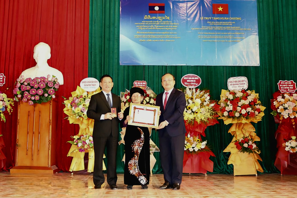 Ông Hồ Đức Bính được truy tặng Huân chương của Chủ tịch nước Lào - 2 Ông Hồ Đức Bính được truy tặng Huân chương của Chủ tịch nước Lào - 2