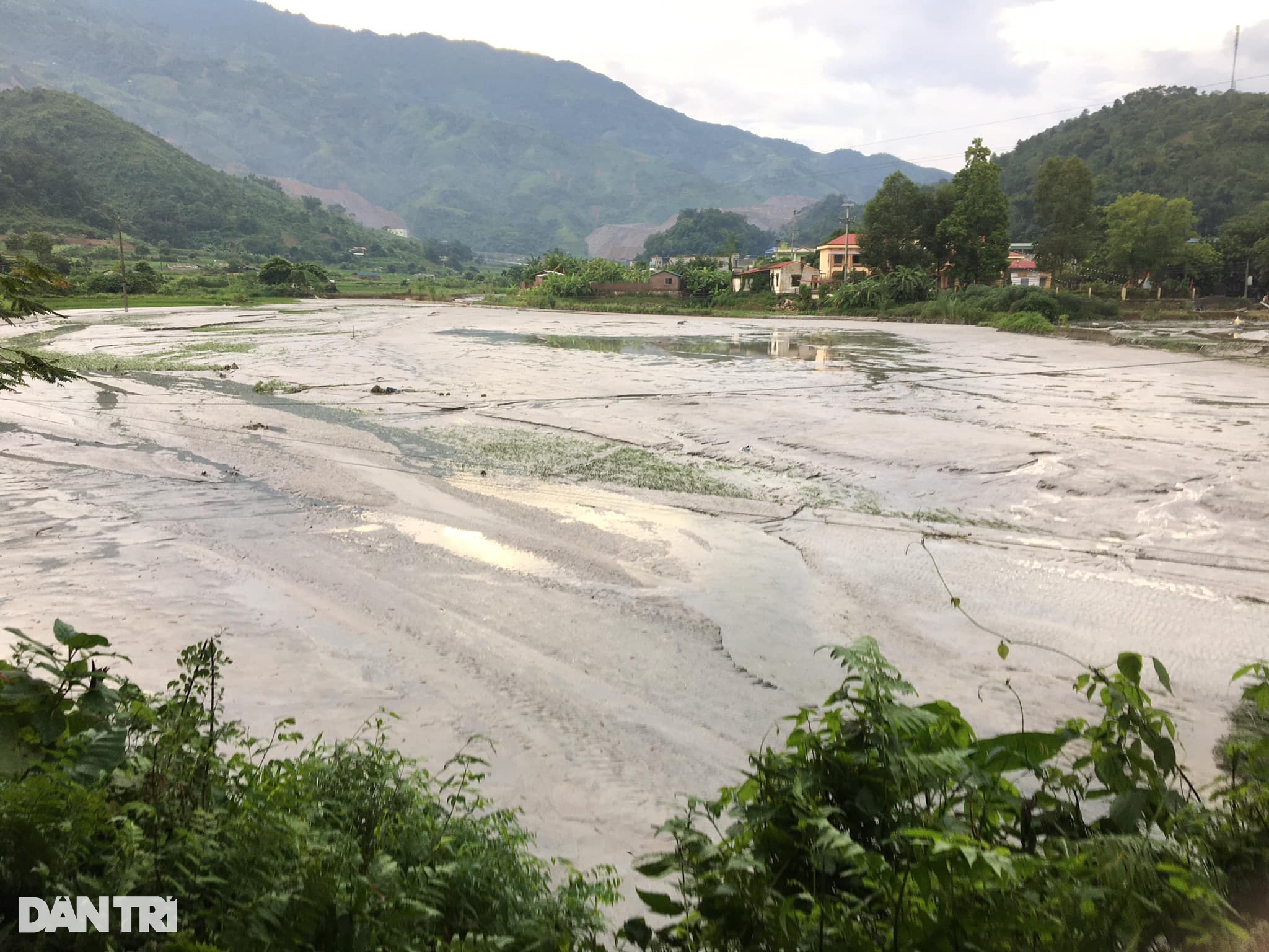 Bộ TN-MT kiểm tra sự cố vỡ hồ thải, Lào Cai tạm đóng cửa nhà máy - 1