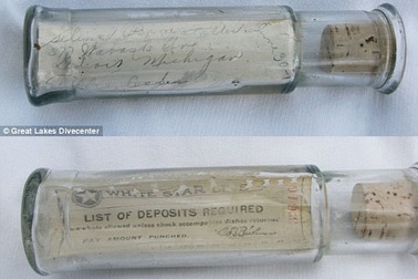 Tìm thấy chai đựng thư cổ 100 tuổi 