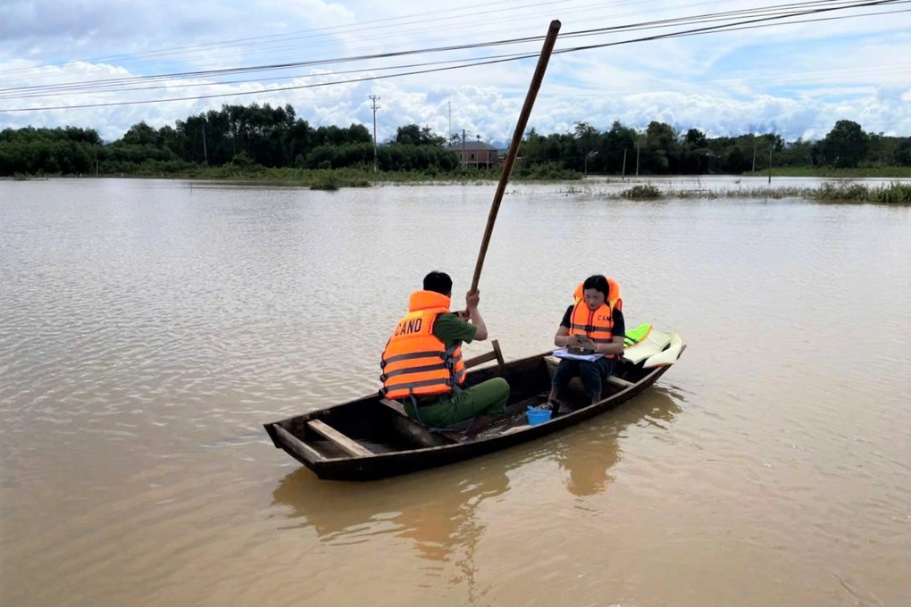 Cán bộ vượt lũ mang quà Tết Độc lập 100.000 đồng tới vùng bị cô lập - 2 Cán bộ vượt lũ mang quà Tết Độc lập 100.000 đồng tới vùng bị cô lập - 2