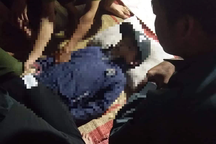 Dùng liềm hái chôm chôm, nam sinh lớp 7 bị điện giật tử vong