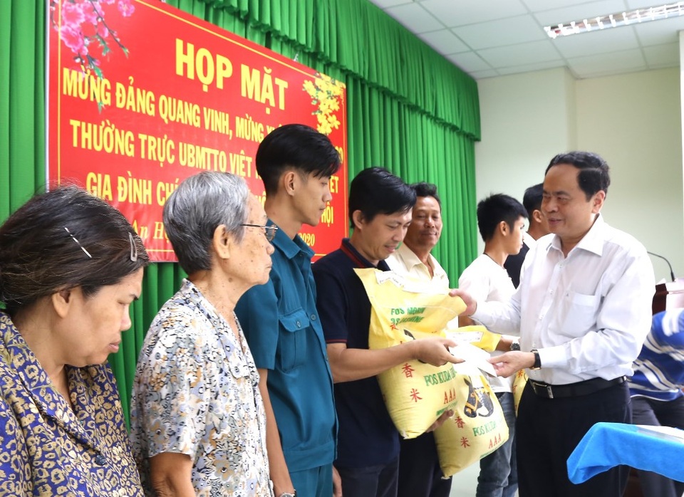 Chủ tịch UB Trung ương MTTQ tặng quà Tết gia đình chính sách - 2 Chủ tịch UB Trung ương MTTQ tặng quà Tết gia đình chính sách - 2